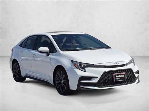 Used 2025 Toyota Corolla SE w/ SE Premium Package FWD image 3
