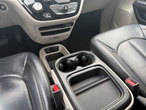 Used 2018 Chrysler Pacifica Touring-L w/ Advanced Safetytec Group image 15