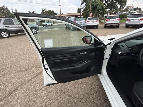 Used 2020 Nissan Altima 2.5 S FWD image 9