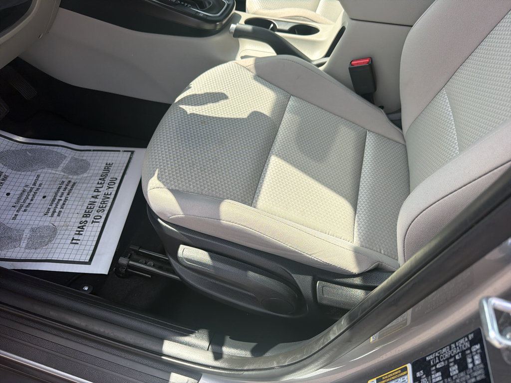 Used 2025 Kia Soul LX w/ LX Technology Package FWD image 16