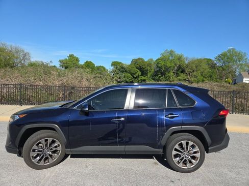 Used 2020 Toyota RAV4 Limited image 1