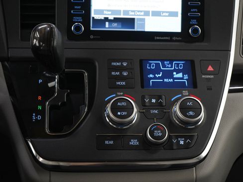Used 2018 Toyota Sienna XLE w/ XLE Navigation Package AWD/4WD image 20
