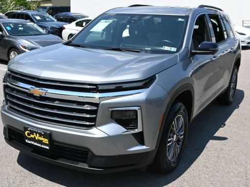 Used 2024 Chevrolet Traverse LT FWD image 4