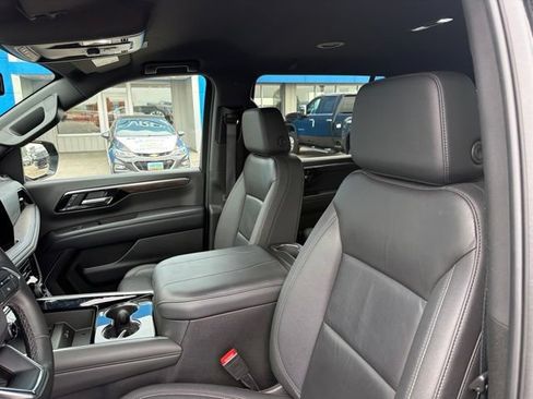 Used 2025 Chevrolet Suburban Z71 AWD/4WD image 14