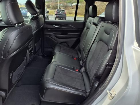 Used 2024 Jeep Grand Cherokee Altitude image 10