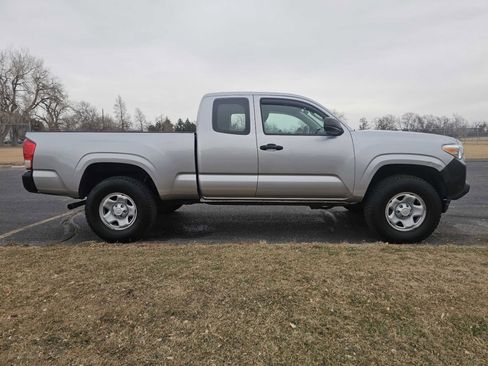 Used 2017 Toyota Tacoma SR image 6