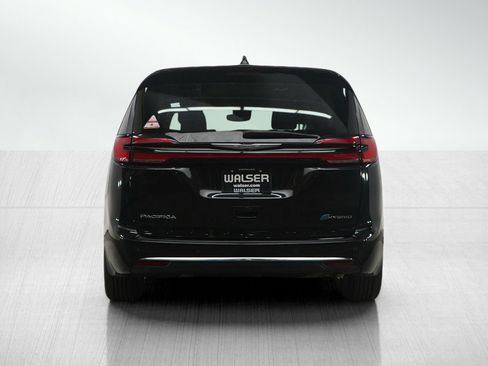 Used 2023 Chrysler Pacifica Touring-L image 4