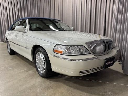 Used 2006 Lincoln Town Car Designer Series RWD image 1