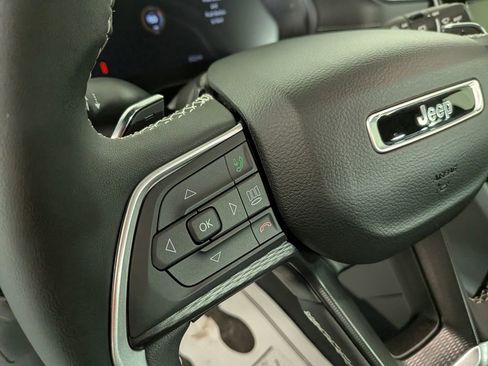 Certified 2025 Jeep Grand Cherokee Laredo X image 21