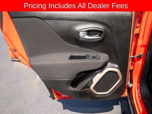 Used 2017 Jeep Renegade Latitude FWD image 8