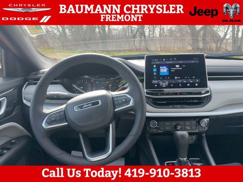 Used 2025 Jeep Compass Limited AWD/4WD image 3