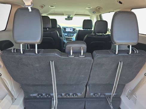 Used 2024 Chrysler Pacifica Touring-L FWD image 23