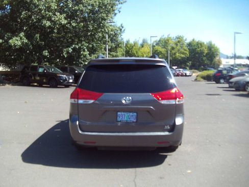 Used 2014 Toyota Sienna LE AWD/4WD image 4