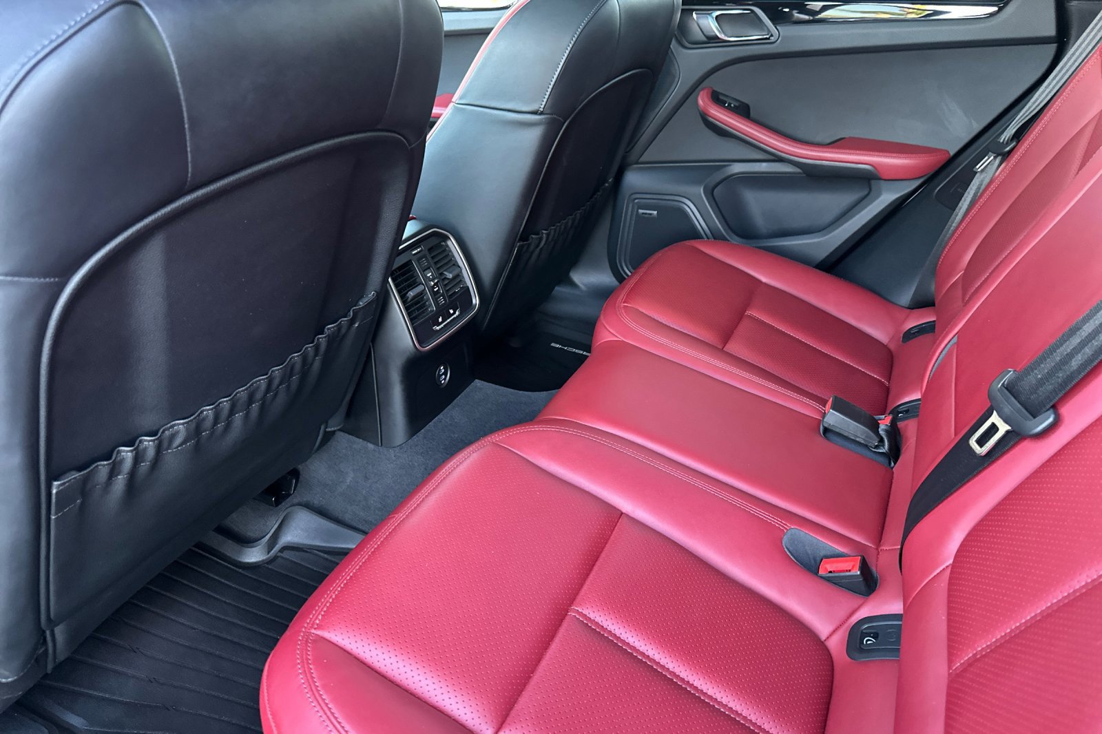 Used 2024 Porsche Macan AWD/4WD image 13