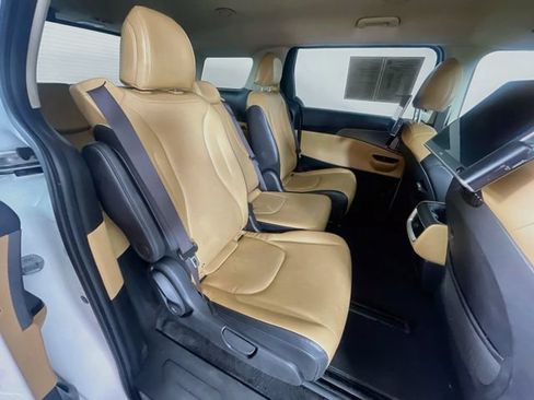 Used 2023 Kia Carnival LX FWD image 29