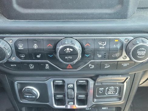 Used 2018 Jeep Wrangler Unlimited Sahara AWD/4WD image 29
