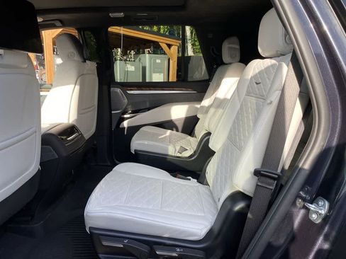 Used 2025 Cadillac Escalade Premium Luxury Platinum w/ LPO, Floor Liner Package AWD/4WD image 18