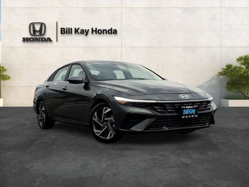 Used 2025 Hyundai Elantra SEL image 1