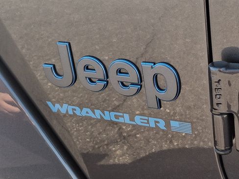 Used 2025 Jeep Wrangler Unlimited Sahara w/ Safety Group AWD/4WD image 29