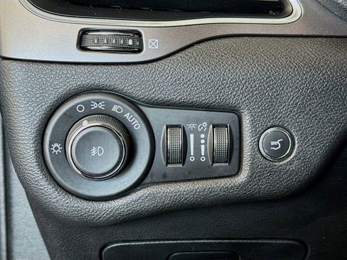 Used 2019 Jeep Cherokee Latitude Plus w/ Comfort/Convenience Group image 10