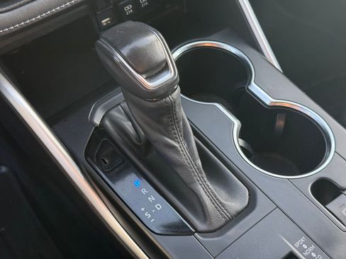 Used 2021 Toyota Highlander XLE image 25