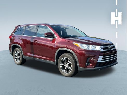 Used 2019 Toyota Highlander LE FWD image 1