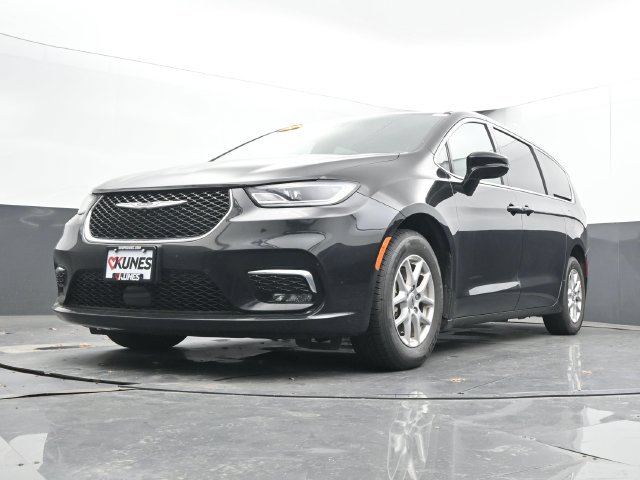 Used 2025 Chrysler Pacifica Select FWD image 50
