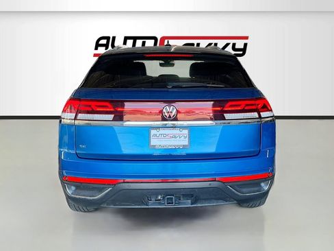 Used 2024 Volkswagen Atlas Cross Sport SE w/ Panoramic Sunroof Package FWD image 6