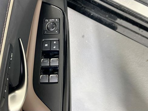 Used 2023 Lexus ES 300h w/ Premium Package image 17