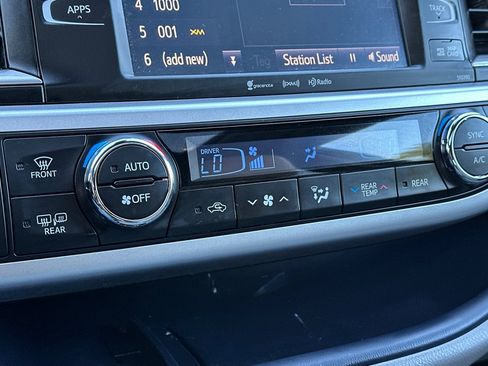 Used 2019 Toyota Highlander XLE image 23