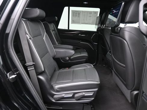 Used 2024 Cadillac Escalade Premium Luxury AWD/4WD image 30
