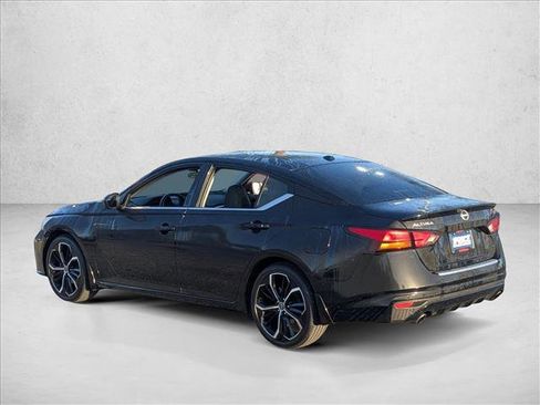 Used 2023 Nissan Altima 2.5 SR w/ SR Premium Package image 7