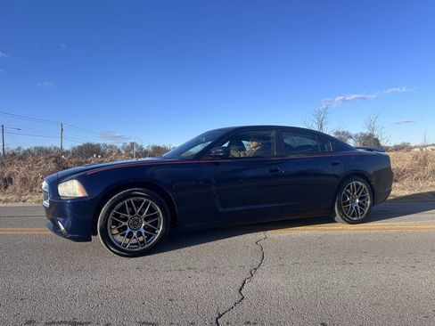 Used 2013 Dodge Charger SE w/ Sport Appearance Group image 1