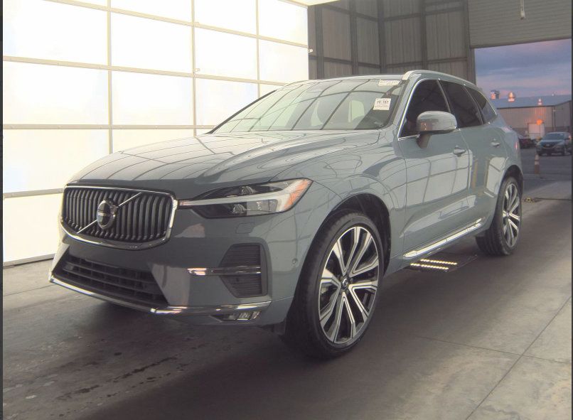 Used 2023 Volvo XC60 B5 Ultimate w/ Climate Package FWD image 3