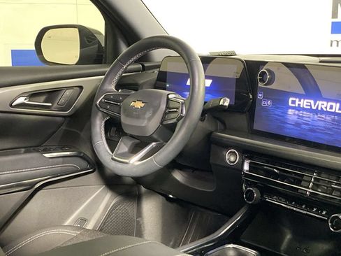Used 2025 Chevrolet Traverse LT FWD image 10