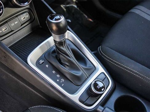 Used 2022 Hyundai Venue SEL image 20