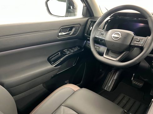 New 2026 Nissan Pathfinder Platinum image 11