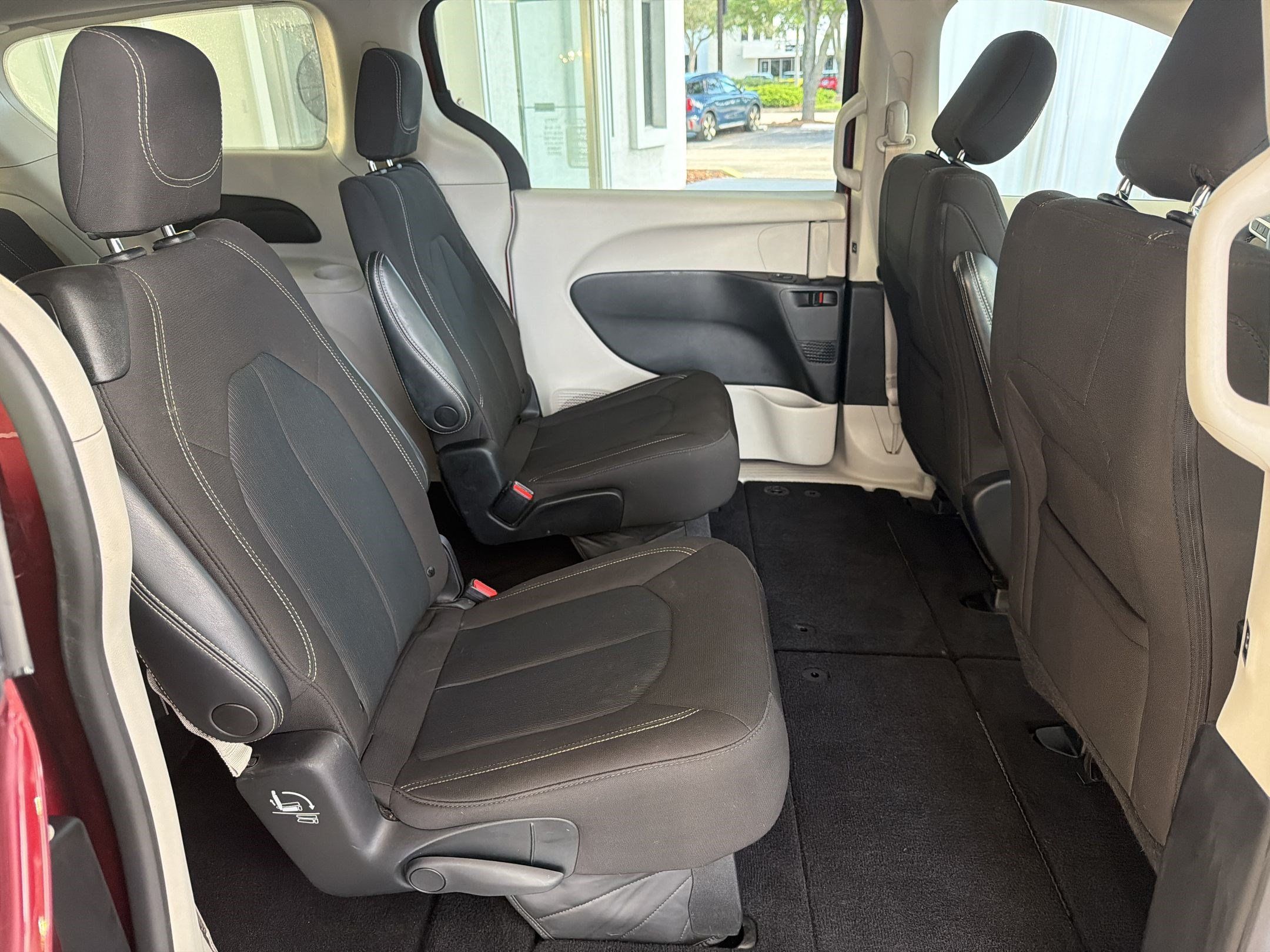 Used 2023 Chrysler Voyager LX FWD image 31