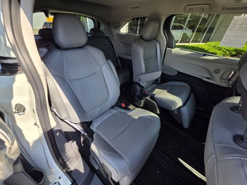 Used 2023 Toyota Sienna Limited AWD/4WD image 23