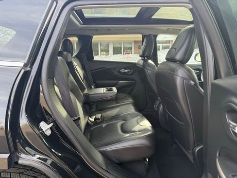 Used 2019 Jeep Cherokee Overland w/ Technology Group image 24