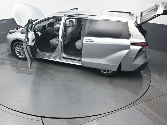 Used 2025 Toyota Sienna XLE FWD image 52