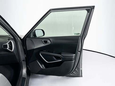 Used 2025 Kia Soul LX w/ LX Technology Package FWD image 30