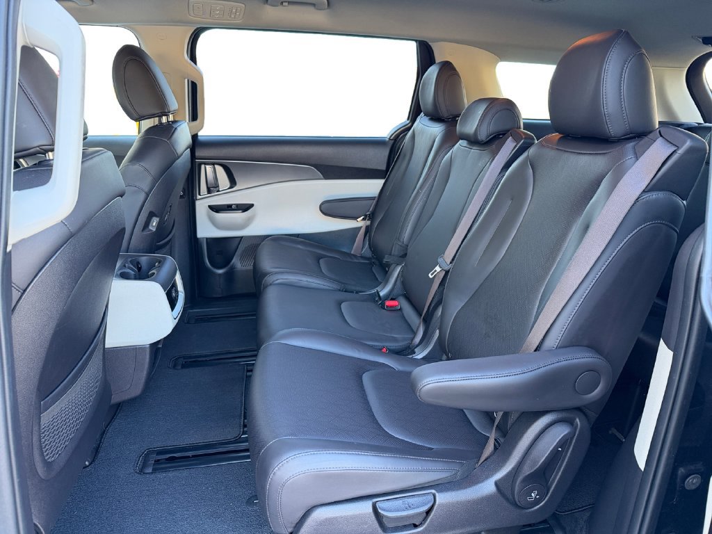 Used 2022 Kia Carnival LX FWD image 19