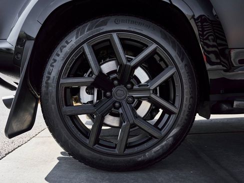 Used 2024 Land Rover Defender 110 SE image 31