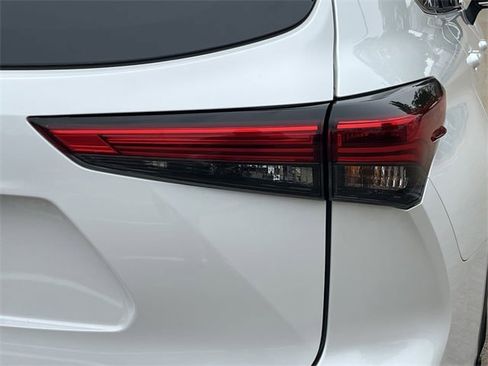 Used 2022 Toyota Highlander Limited image 7