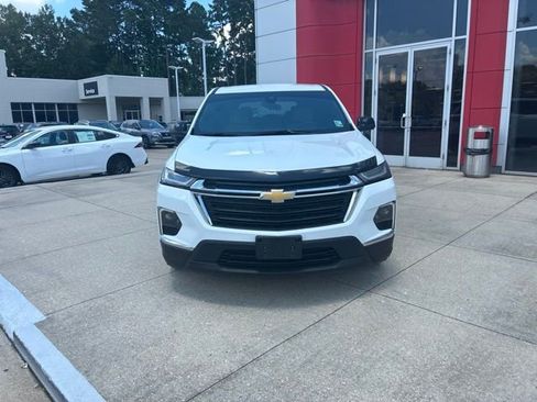 Used 2023 Chevrolet Traverse LS FWD image 2