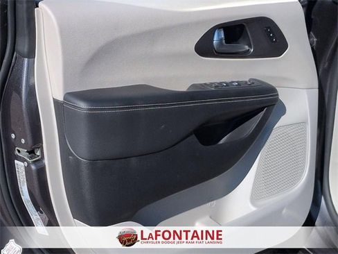 Used 2023 Chrysler Pacifica Touring-L image 14