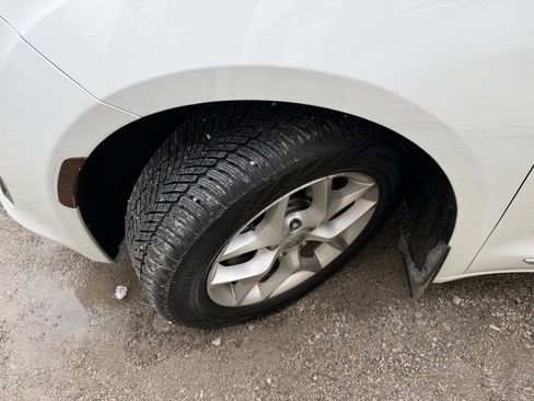 Used 2018 Chrysler Pacifica Touring-L w/ Tire & Wheel Group image 21