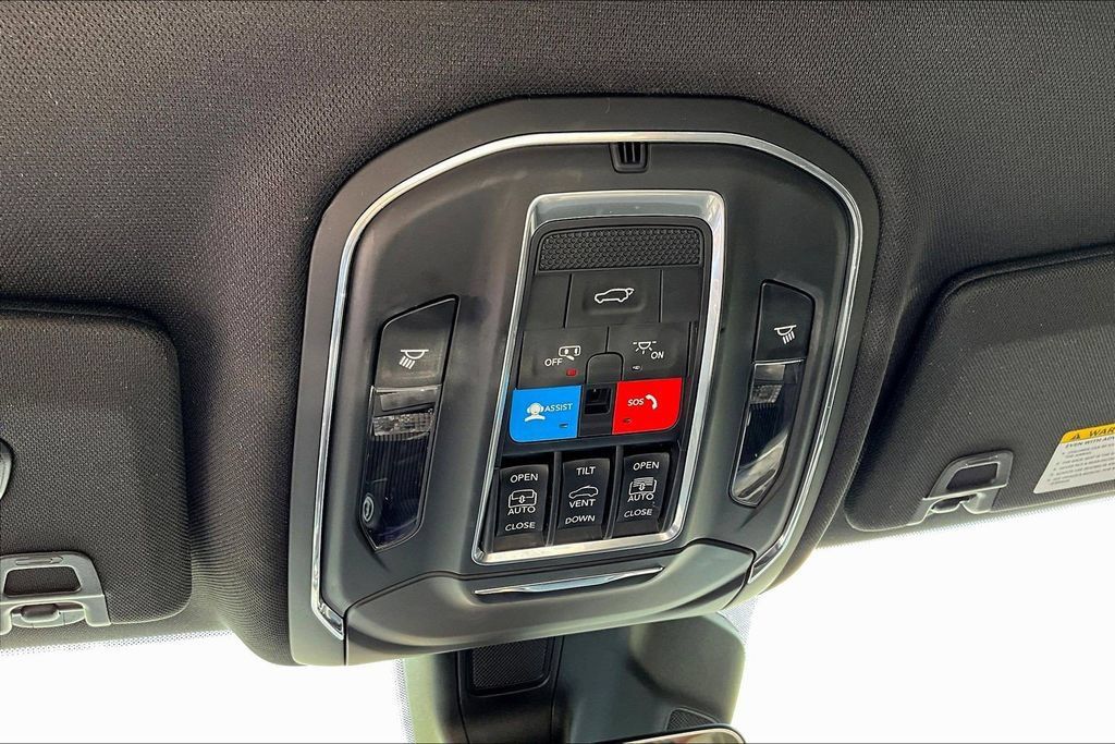 Used 2025 Jeep Grand Cherokee Limited w/ Black Appearance Package RWD image 17