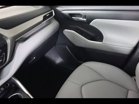 Used 2023 Toyota Highlander XLE image 16